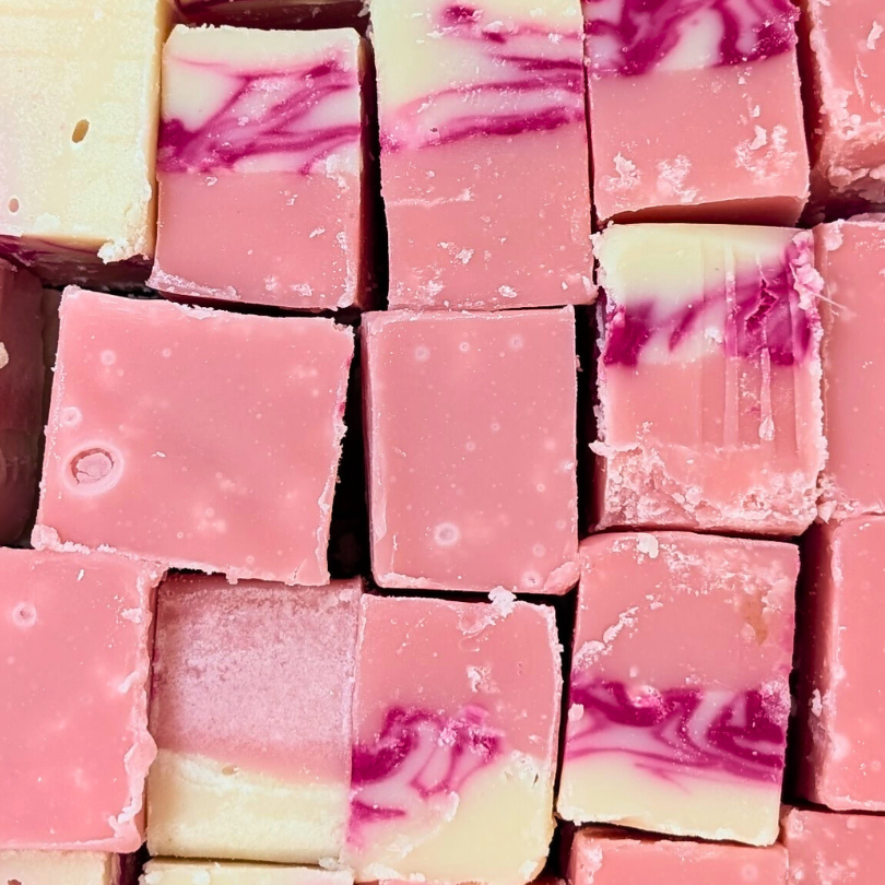 Bubbly Eton Mess Fudge (100g)